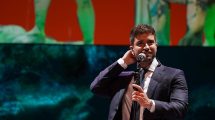 Pablo Alborán presenta nuevo tema en la entrega de Medallas Andalucía