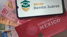 Entregan tarjetas de la beca Benito Juárez a estudiantes de bachillerato