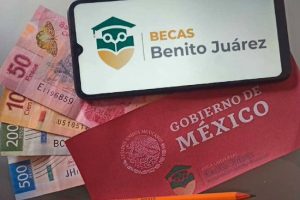 Entregan tarjetas de la beca Benito Juárez a estudiantes de bachillerato