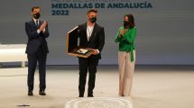 Recibe el galardón Alejandro Sanz