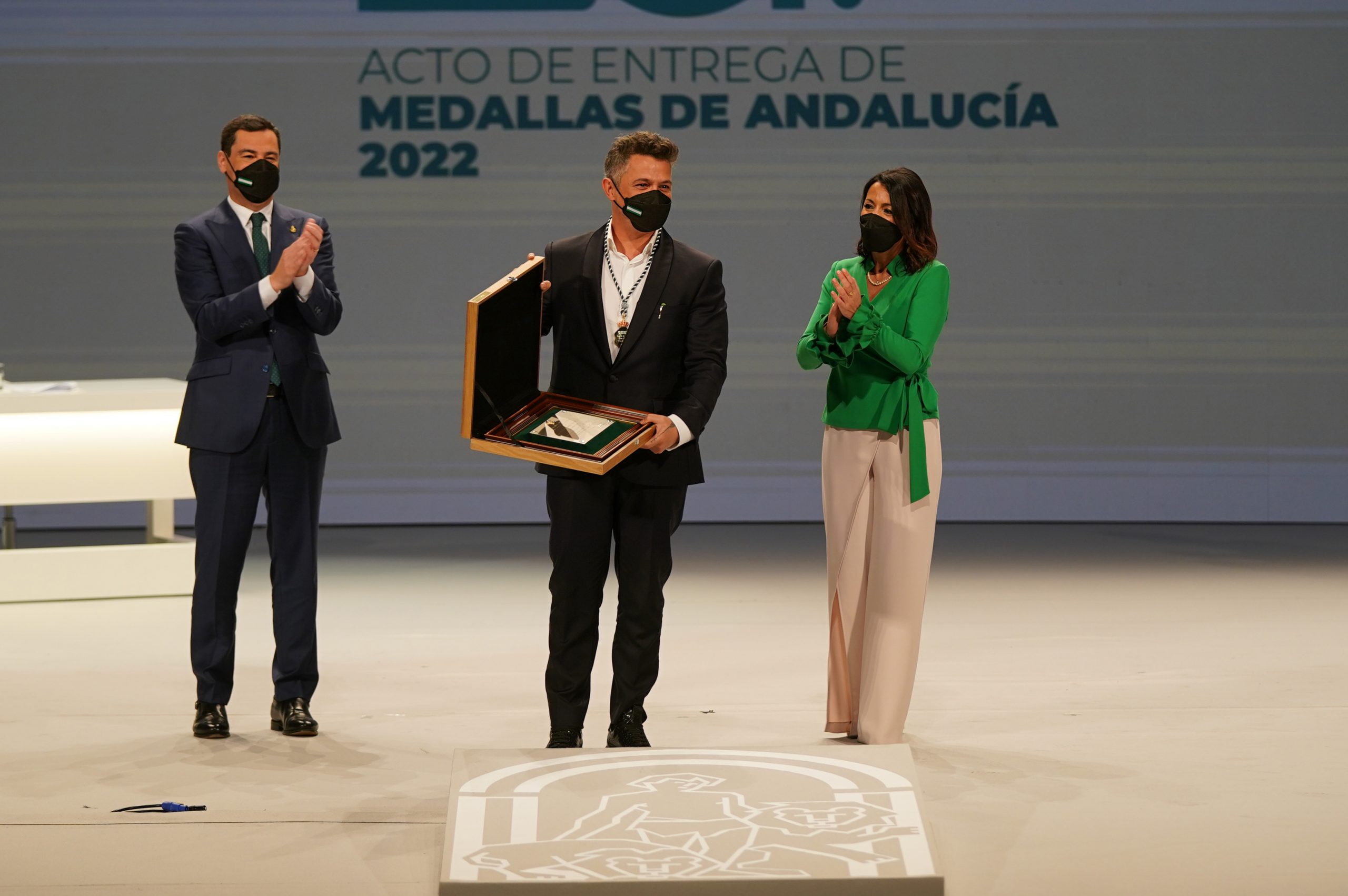 Recibe el galardón Alejandro Sanz scaled