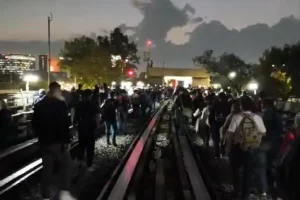 Usuarios del Metro de la CDMX son desalojados por zona de vías 4 Usuarios del Metro caminan en las vías . Foto: Especial