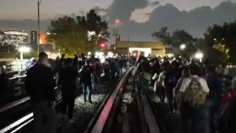 Usuarios del Metro caminan en las vías . Foto: Especial