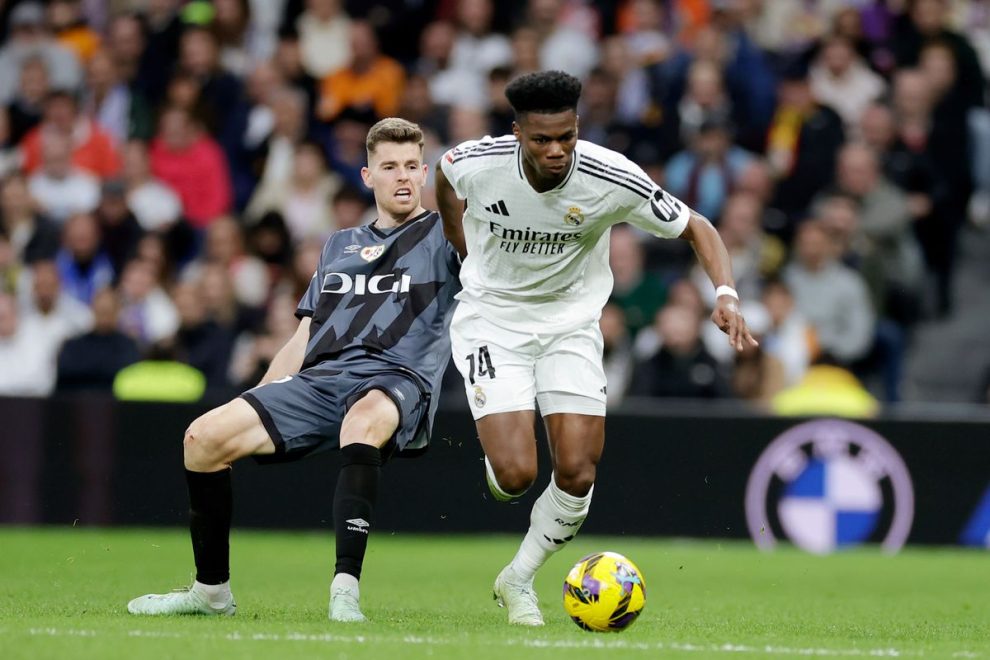 Real Madrid vence al Rayo Vallecano para continuar en la Liga de España 1 Real Madrid vence al Rayo Vallecano para continuar en la Liga de España