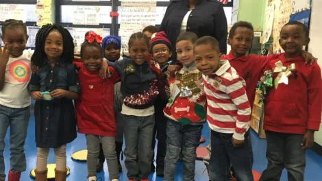 Escuela en Brooklyn amplía jornada escolar a 12 horas