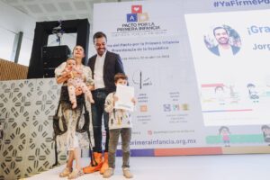 Álvarez Máynez se compromete a asignar más recursos para niños y niñas