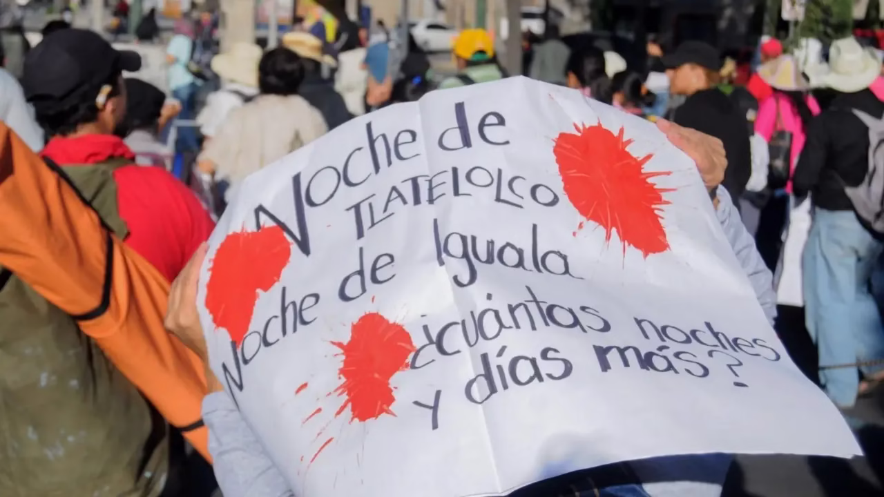 57 años exigiendo justicia: la marcha que no pueden silenciar 7 Marcha exigiendo justicia
