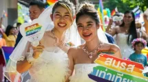 Parejas LGBTQ+ celebran matrimonios históricos en Tailandia tras aprobarse la ley de igualdad