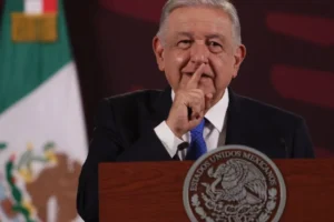 En su conferencia matutina, el presidente López Obrador expresó su descontento con el enfoque negativo de las preguntas realizadas durante el debate.