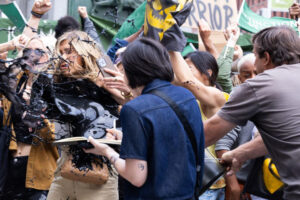 Jennifer Aniston es rociada con aceite en las calles de Nueva York; esto sabemos