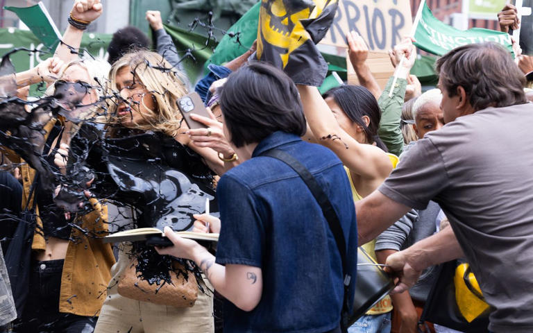 Jennifer Aniston es rociada con aceite en las calles de Nueva York; esto sabemos