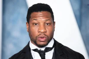 Jonathan Majors evita la prisión, pero deberá cumplir con asesoramiento sobre violencia doméstica