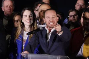 CDMX Santiago Taboada acusa a Clara Brugada de comprar una casa por 339 pesos