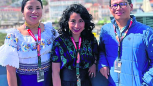 Ana María Vázquez y Xun Sero junto a la directora ecuatoriana, Frida Muenala. Foto: Alejandra Musi | El Universal