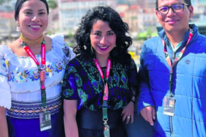 Ana María Vázquez y Xun Sero junto a la directora ecuatoriana, Frida Muenala. Foto: Alejandra Musi | El Universal