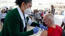 Enfermera del IMSS vacunando a persona de 65 y mas