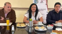 Víctor Manuel Gómez Navarro, titular de la Coordinación de Organizaciones de la Sociedad Civil en el estado de Hidalgo, acompañado por María Guadalupe Sánchez Gama y Omar Guadarrama, Cedillo, secretaria General y presidente de la Fundación Desarrollo Sustentable y Cambio Climático.