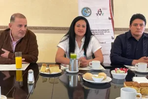 Víctor Manuel Gómez Navarro, titular de la Coordinación de Organizaciones de la Sociedad Civil en el estado de Hidalgo, acompañado por María Guadalupe Sánchez Gama y Omar Guadarrama, Cedillo, secretaria General y presidente de la Fundación Desarrollo Sustentable y Cambio Climático.