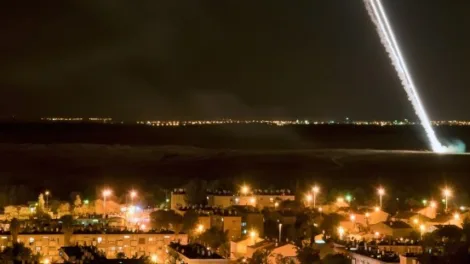 Irán bombardea con drones Israel y escala riesgo de confrontación total
