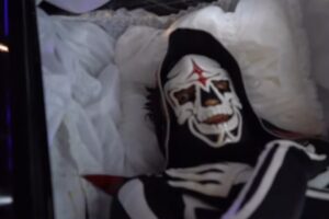 La Parka hace sorpresiva aparición en Triplemanía 32 durante la última lucha del Vampiro Canadiense