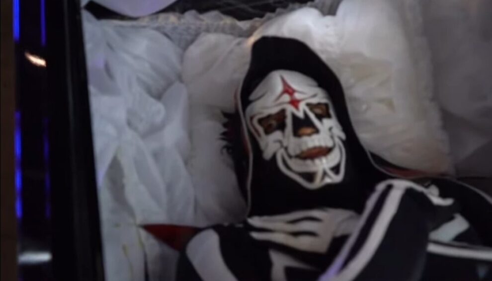 La Parka hace sorpresiva aparición en Triplemanía 32 durante la última lucha del Vampiro Canadiense