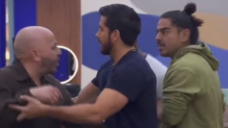 Rey Grupero pierde el control frente a las cámaras