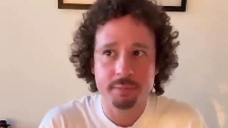 Luisito Comunica expone el actual gobierno de Claudia Sheinbaum