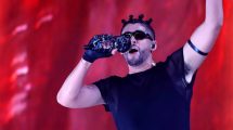 Loro se come entrada de su duena para concierto de Bad Bunny