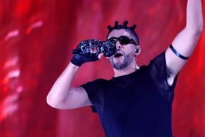 Loro se come entrada de su duena para concierto de Bad Bunny