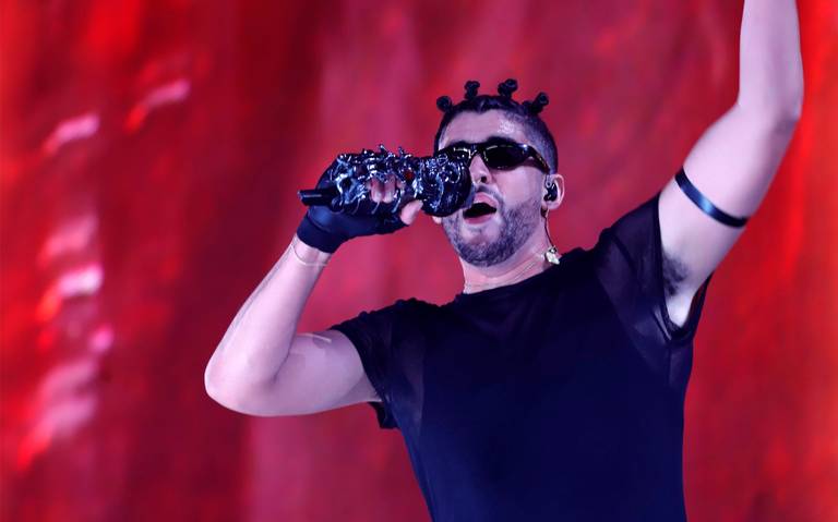 Loro se come entrada de su duena para concierto de Bad Bunny