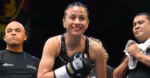 De la policía al ring: Policía mexicana mantiene campeonato mundial de boxeo 1 Boxeadora sonriente en el ring