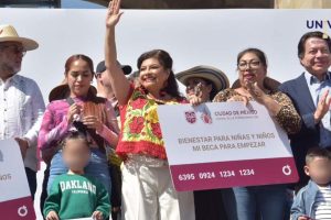 Clara Brugada entrega 10 mil tarjetas del programa “Mi Beca para Empezar”