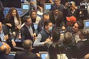 Golpes y amenazas en el Senado: Adán Augusto López pierde el control