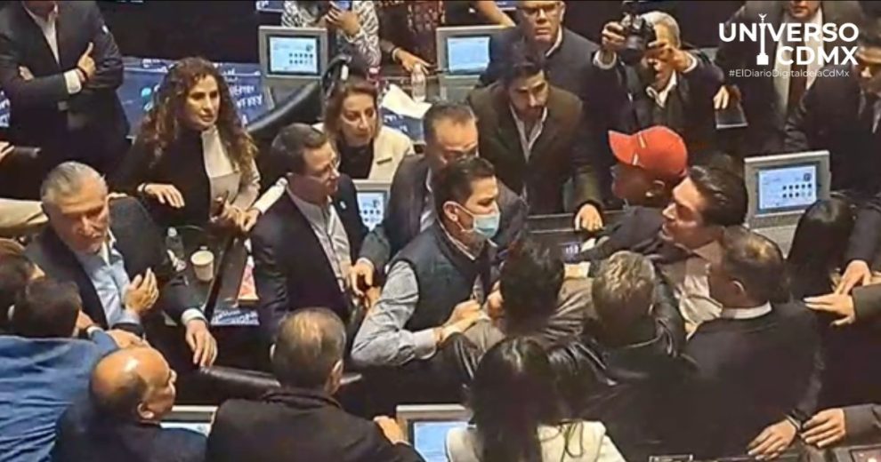 Golpes y amenazas en el Senado: Adán Augusto López pierde el control