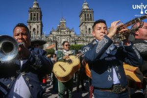 SW Mil 122 mariachis rompen Record Guinness en el Zocalo de la Ciudad de Mexico