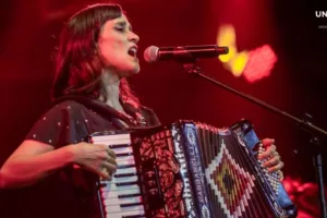 Julieta Venegas encabeza festival por la igualdad en el Zócalo