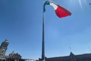 La Bandera nacional vuelve a ondear en el Zócalo tras intervenciones por el 8M 