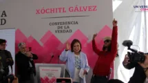 Xóchitl Gálvez recibe flores de 'El Patrón' al finalizar su conferencia de prensa