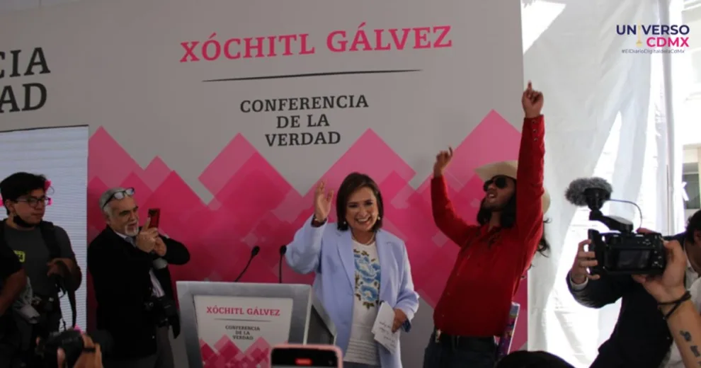 Xóchitl Gálvez recibe flores de 'El Patrón' al finalizar su conferencia de prensa