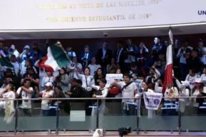 Manifestantes irrumpen en el Senado y decretan receso indefinido durante el debate de reforma judicial