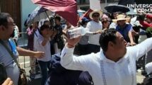 Reforma judicial en México: Manifestantes lanzan botella de agua a AMLO en Veracruz