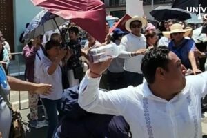 Reforma judicial en México: Manifestantes lanzan botella de agua a AMLO en Veracruz