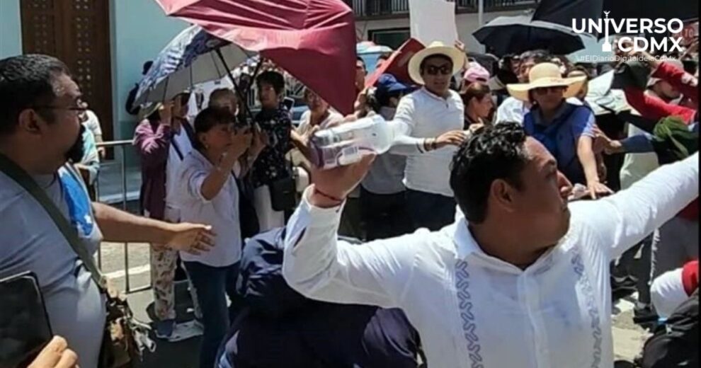 Reforma judicial en México: Manifestantes lanzan botella de agua a AMLO en Veracruz