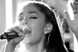 Ariana Grande ¿Copiando a Luis Miguel? Fans se dividen