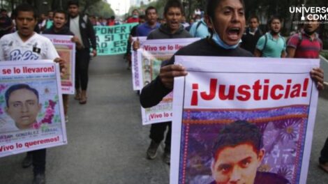 WebCDMX Normalistas arrojan cohetones contra Palacio Nacional y hieren a 26 policias
