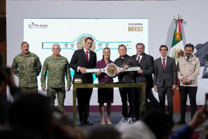 Sheinbaum anuncia construcción de hospitales y promueve el deporte en “La Mañanera del Pueblo” 1 “La meta es que este evento se convierta en una estrategia permanente para fomentar el deporte y alejar a los jóvenes de la violencia y las adicciones”, señaló la presidenta. Julio César Chávez, quien ha luchado contra las adicciones, destacó la importancia de esta iniciativa. “El fentanilo está matando a mucha gente. Gracias, presidenta, por impulsar esta causa”, expresó. Como parte de esta campaña, se presentó el “Cinturón de la Paz”, firmado por gobernadores y la jefa de Gobierno de la Ciudad de México, como símbolo del compromiso con la prevención de adicciones.
