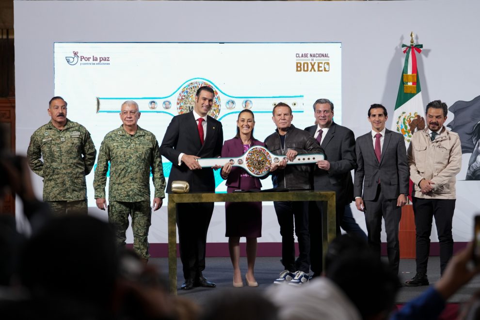 Sheinbaum anuncia construcción de hospitales y promueve el deporte en “La Mañanera del Pueblo” 1 “La meta es que este evento se convierta en una estrategia permanente para fomentar el deporte y alejar a los jóvenes de la violencia y las adicciones”, señaló la presidenta. Julio César Chávez, quien ha luchado contra las adicciones, destacó la importancia de esta iniciativa. “El fentanilo está matando a mucha gente. Gracias, presidenta, por impulsar esta causa”, expresó. Como parte de esta campaña, se presentó el “Cinturón de la Paz”, firmado por gobernadores y la jefa de Gobierno de la Ciudad de México, como símbolo del compromiso con la prevención de adicciones.