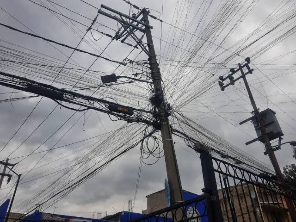 cables en los postes