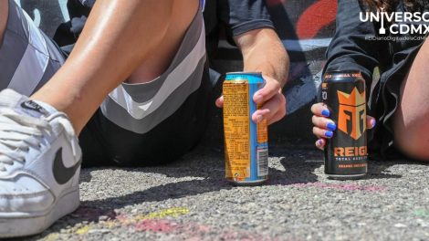 El precio de la energía: ¿Qué le hace el exceso de bebidas energéticas a tus riñones?