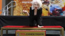 Cyndi Lauper deja su huella en el Paseo de la Fama de Hollywood junto a Cher